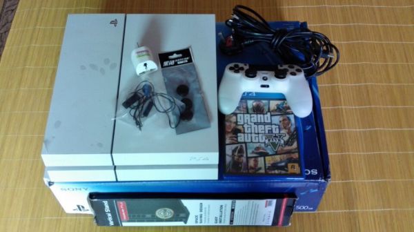 9.9成新港版ps4主机 索尼游戏机 白色 带gta5