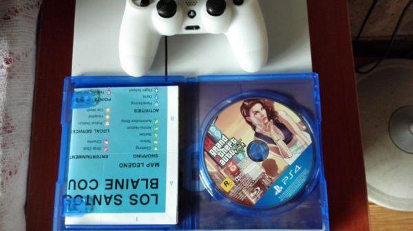 9.9成新港版ps4主机 索尼游戏机 白色 带gta5
