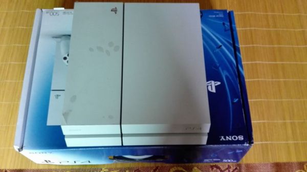 9.9成新港版ps4主机 索尼游戏机 白色 带gta5