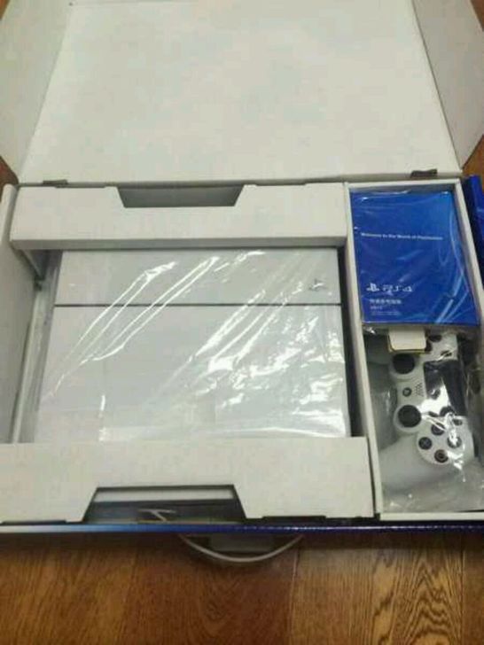 出PS4 日版1100A 白色 箱说全 带357帝国横行霸道如龙0海贼3战神3 PT。