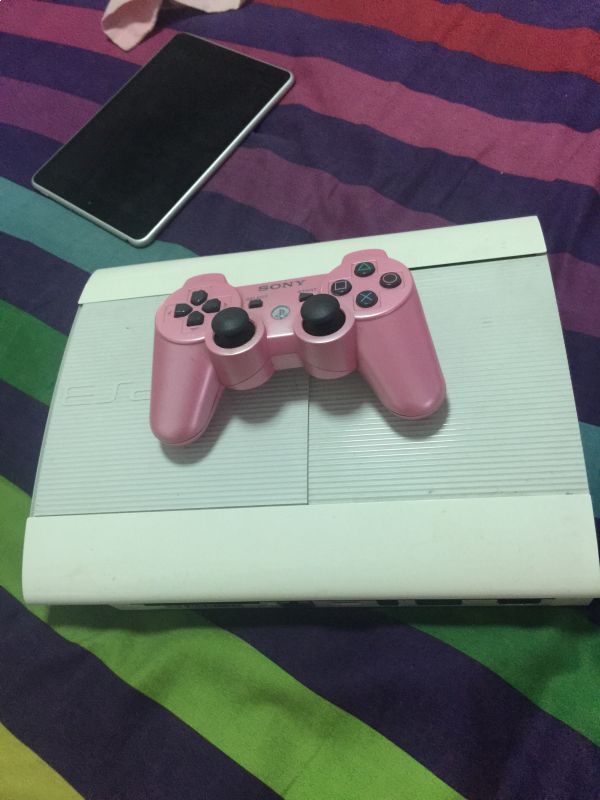 PS3，未破解，白色，粉色手柄带5个实体游戏若干数字版