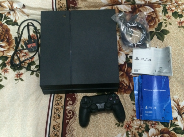 ps4主机500g黑色港版型号1206箱说全