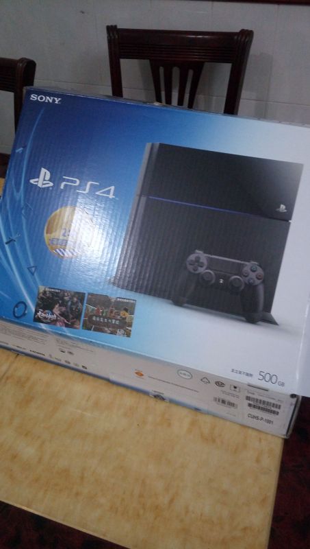 PS4，国行，苏宁购买2015年12月，标配，盒子完美，