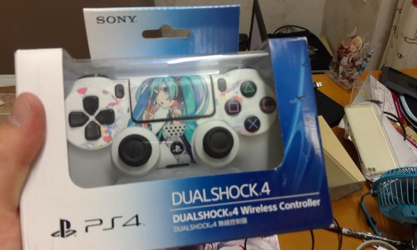 PS4手柄 港版白色带痛贴