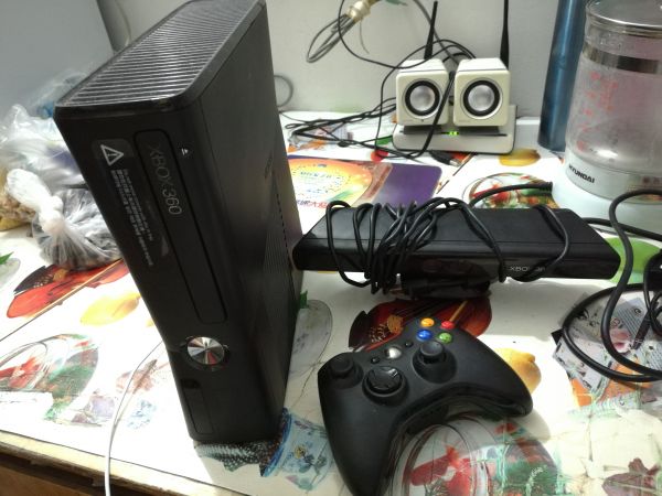 XBOX360主机、手柄、体感器